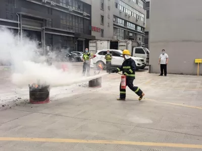 La fábrica realiza un simulacro de emergencia contra incendios: fortaleciendo la seguridad y garantizando una entrega de pedidos sin problemas